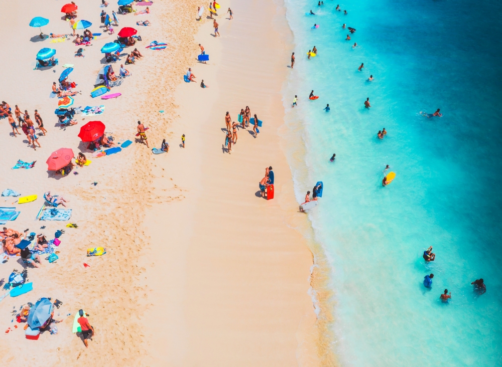 Bild 1 von Beach Club 01 - by Felix von Altersheim  / (Größe) 160 cm x 120 cm GalleryPrint/Acrylglas XT weiss/kaschiert 100 % inkl. Halterungen beigelegt