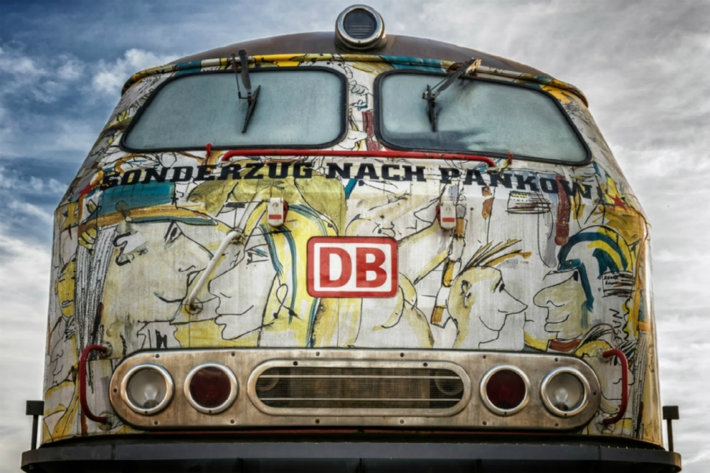 Bild 1 von Motiv Udo Lindenberg Sonderzug nach Pankow by Felix von Altersheim  / (Größe) 120 cm x 80 cm 5 mm Acrylglas XT weiss/kaschiert 100 % inkl. Halterungen beigelegt