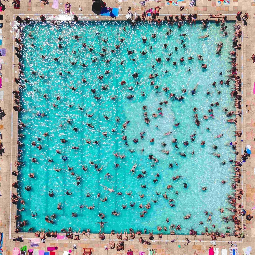 Bild 1 von Art Drop Swimming Pool 01 by Felix von Altersheim  / (Größe) 100 cm x 100 cm 2 cm Leinwand gespiegelt